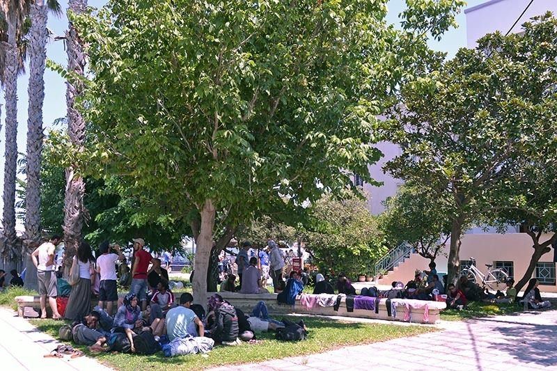 Migranten die uit de publieke ruimte verjaagd werden, verblijven buiten het gemeentelijk stadion in Kos, Griekenland