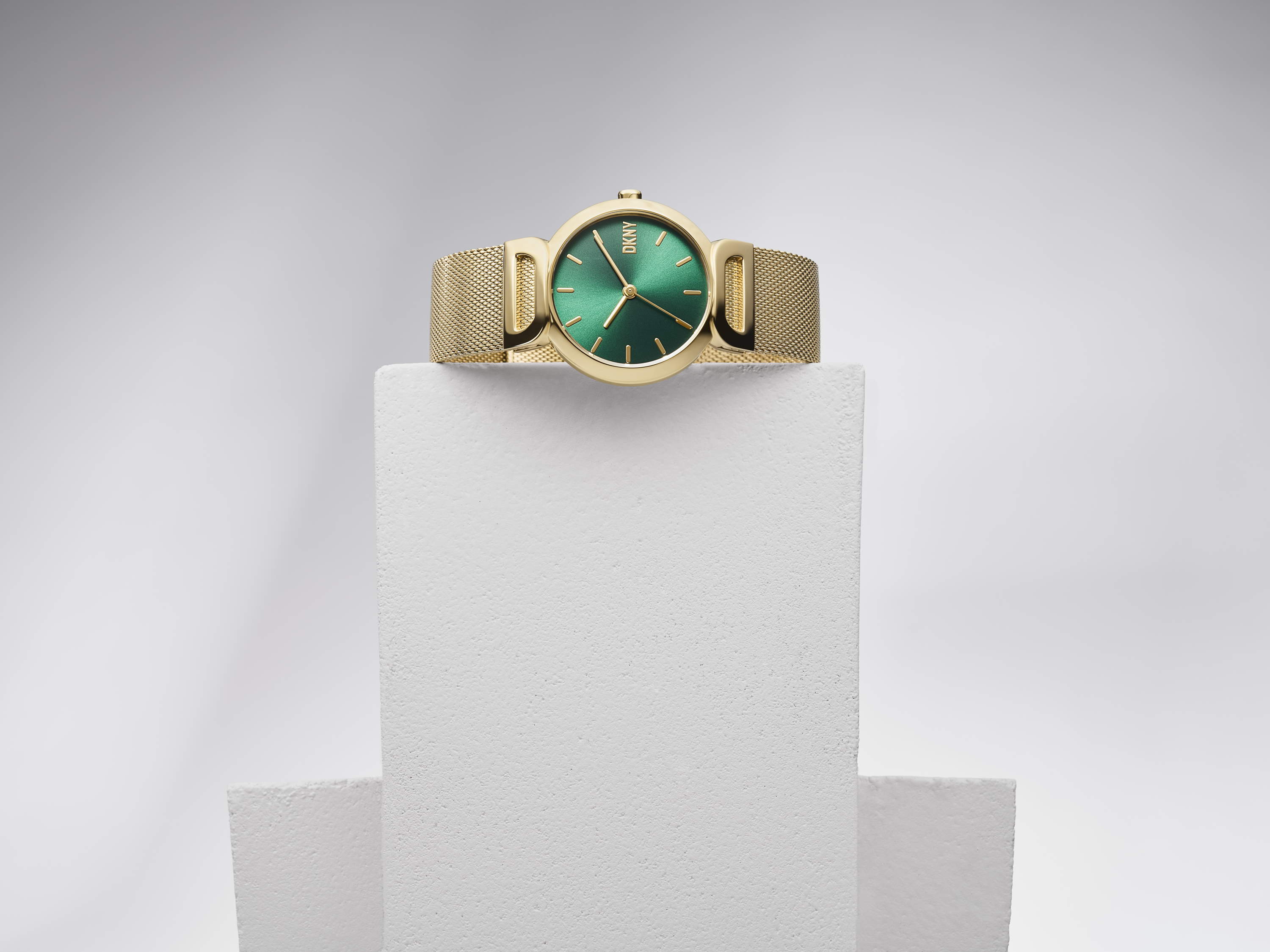 DKNY Green Fashion Story: feminidad, sutileza y elegancia en relojes verdes