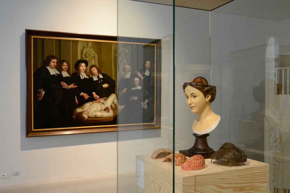 Buste de femme van André-Pierre Pinson en schilderij 'Anatomische les van dr. Frederik Ruysch' van 'Adriaen Backer (c) Isabelle Arthuis