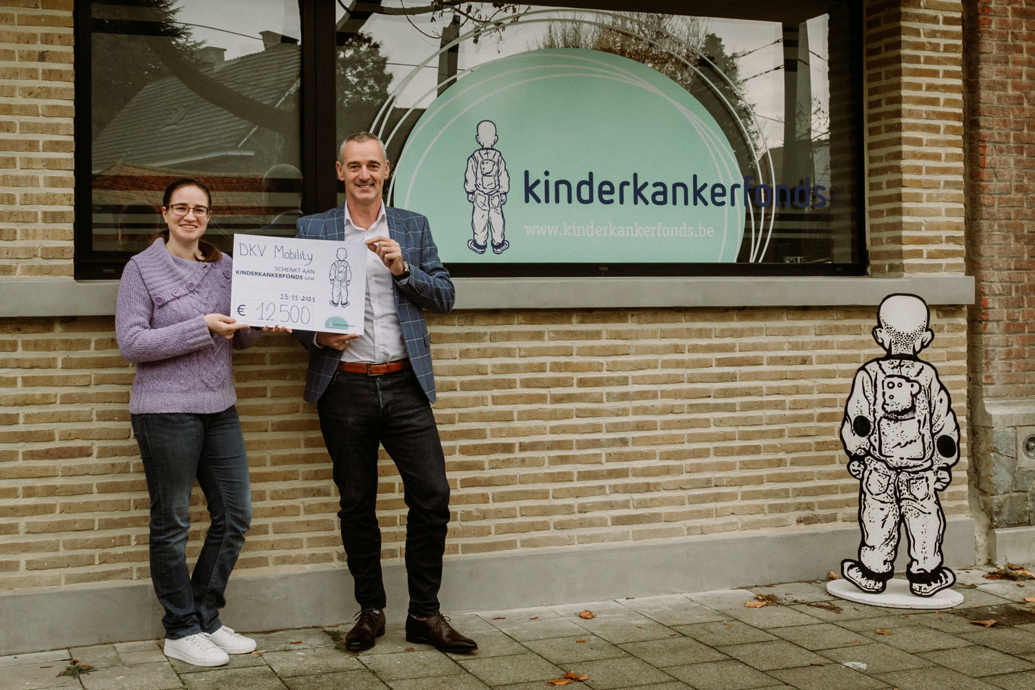 Lydia Van Bogaert (gauche) de Kinderkankerfonds vzw et Hans Cousserier (droite) de DKV Mobility.