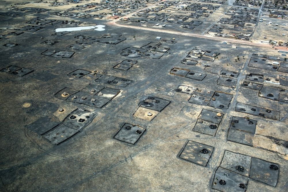 Decenas de viviendas quemadas en la ciudad de Leer, febrero de 2014. El hospital de MSF en la ciudad también fue saqueado, quemado y destruido, junto con la mayor parte de la cudad. Era el único centro de atención sanitaria secundaria en el estado de Unidad. © Michael Goldfarb/MSF 