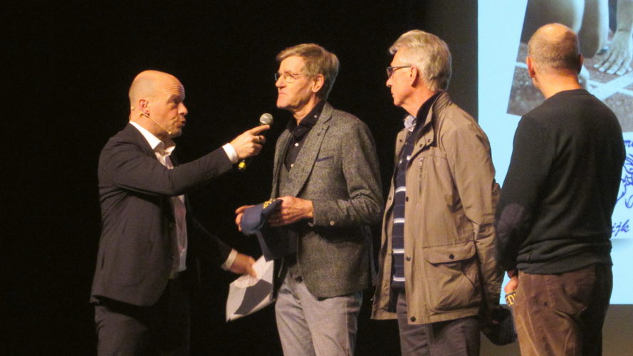 Presentator Erwin Van den Sande interviewt op het podium atleten van AVI Wilrijk.