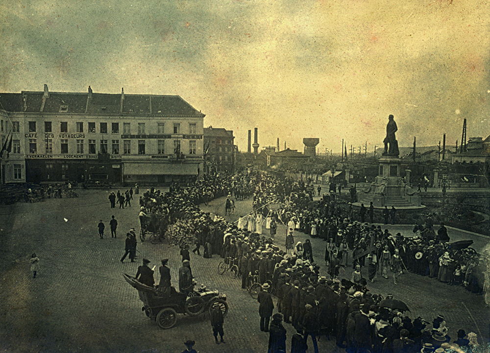 processie met het piëtabeeld na de kroning (1907) op het Stationsplein