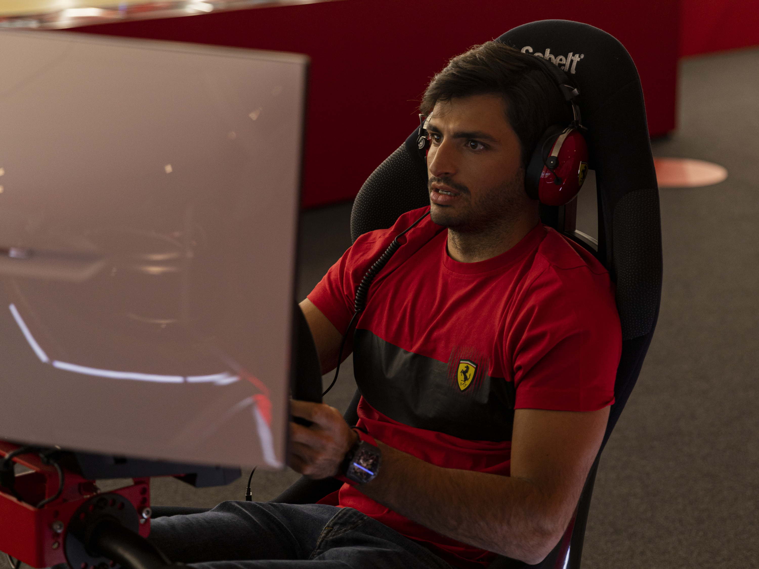 Des places limitées sont disponibles pour le championnat Ferrari Velas Esports Series à l’approche des courses de qualification en présence de Carlos Sainz