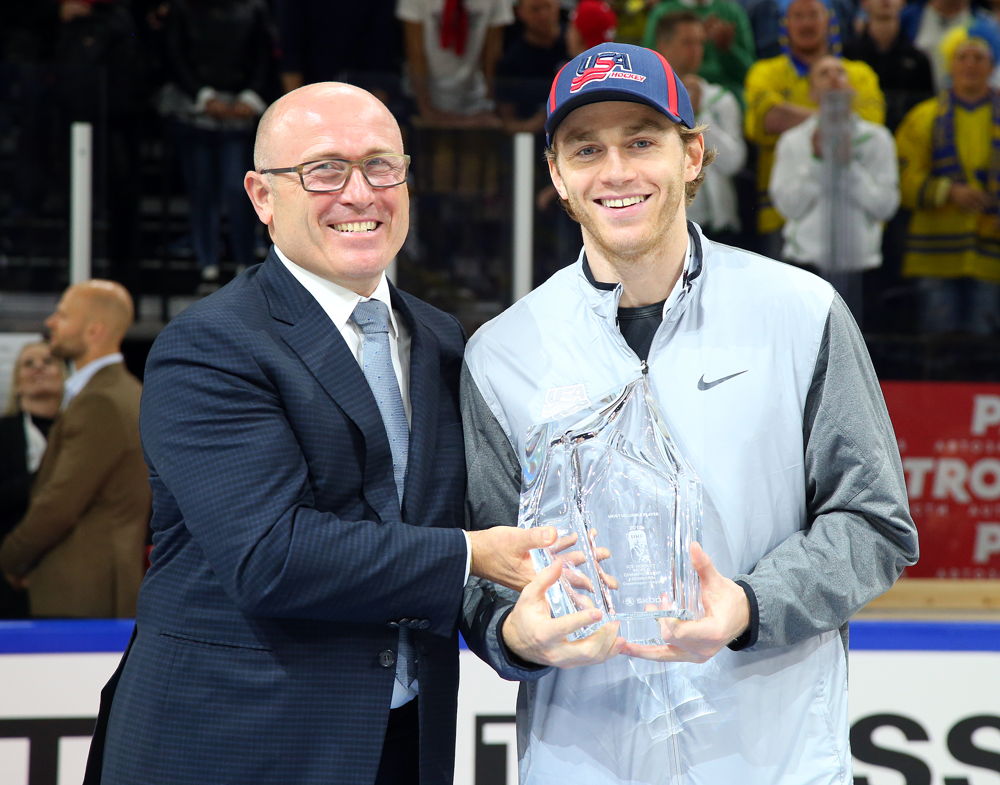 ŠKODA AUTO CEO presented the coveted trophy to the
MVP Patrick Kane.