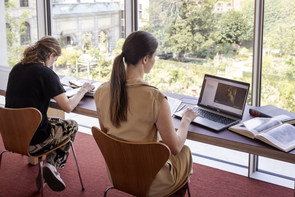 Bibliotheek Rubenshuis, studieplek met zicht op de tuin, foto Ans Brys