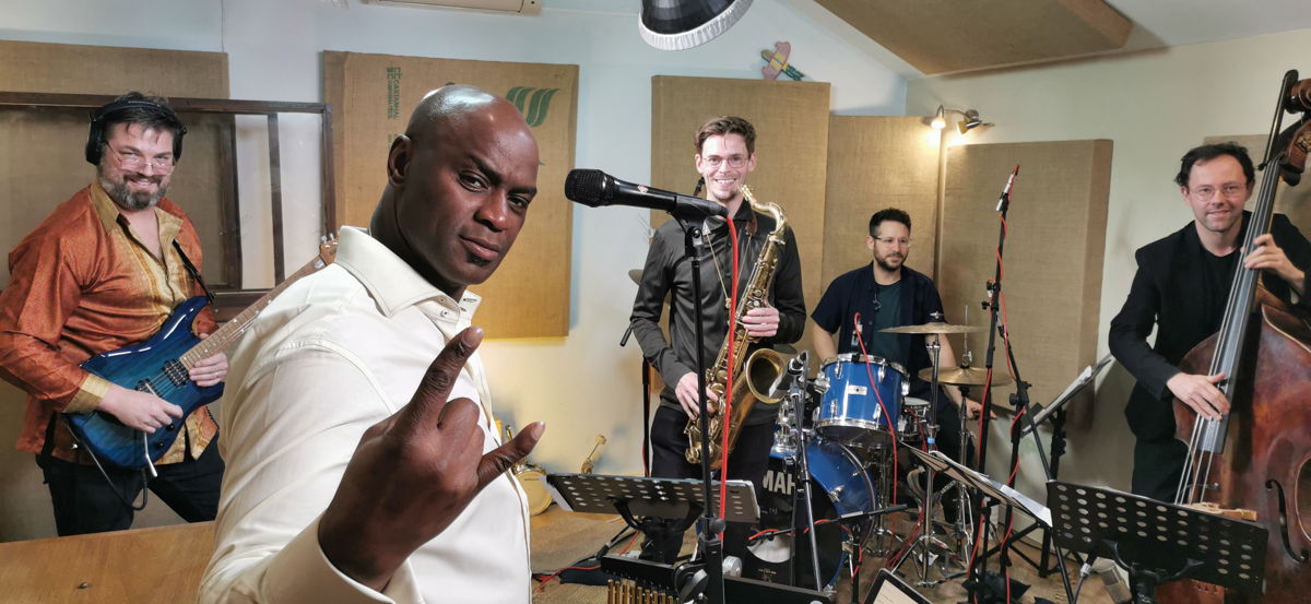 Left to right: Nick Meier (Guitar); Ola Onabulé (Vocals);   Duncan Eagles (Saxophone); Chris Nickolls (Drums); Jakub Cywinski (Double Bass)