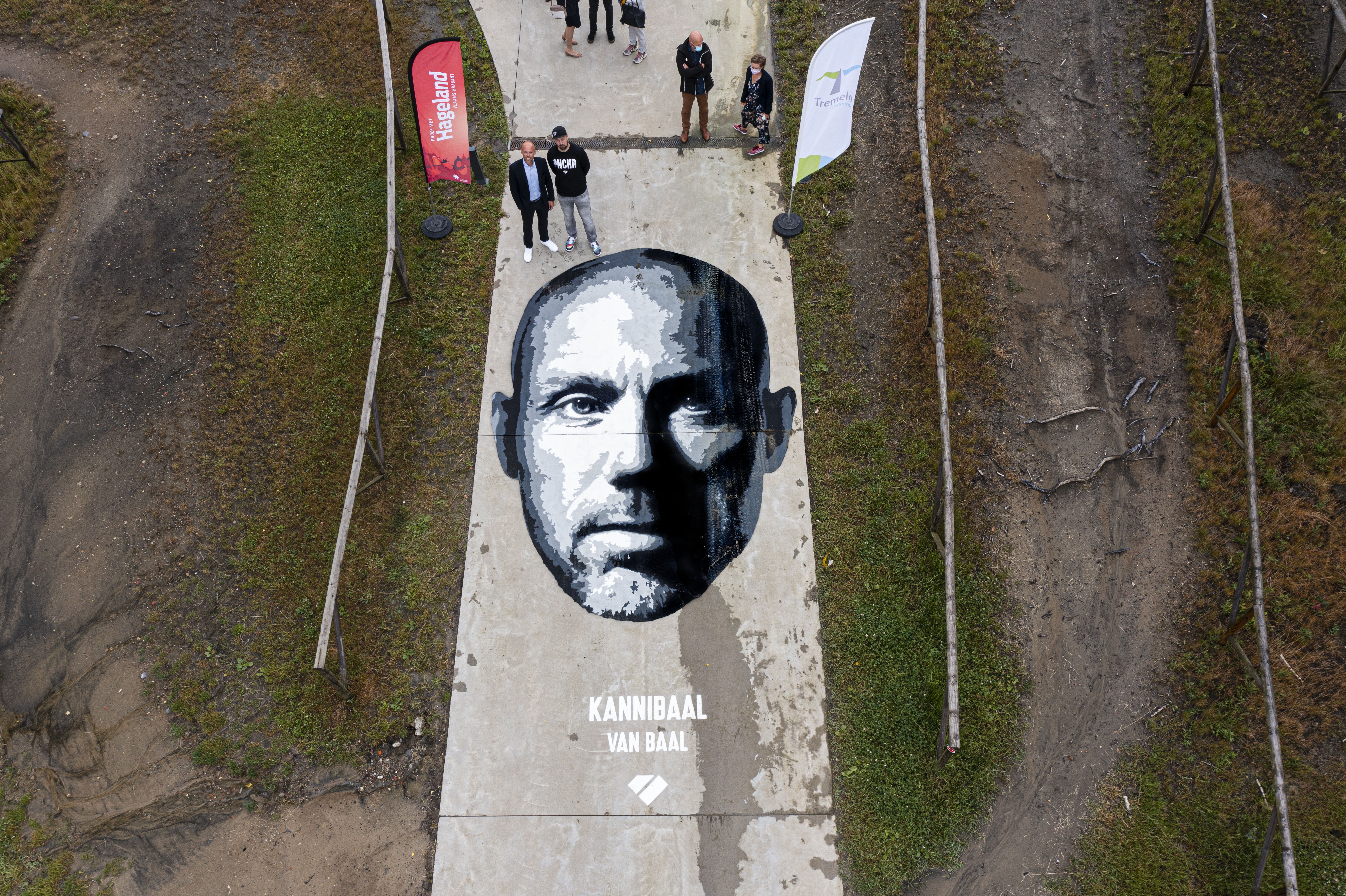 Street art van Puncheur als verjaardagscadeau voor 5 jaar Sven Nys Cycling Center in Baal