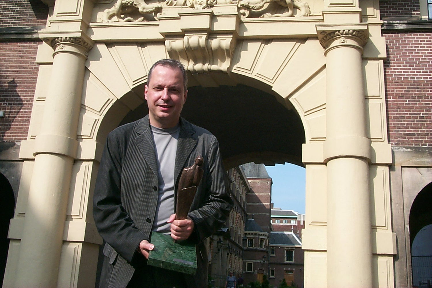 Pat Donnez wint de ANV-Visser Neerlandia-prijs in 2003 – © VRT