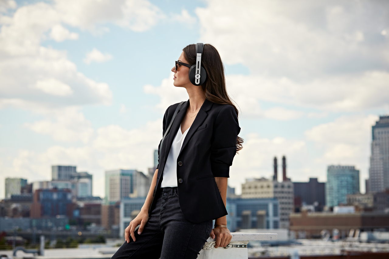 Mit Noise-Cancelling-Kopfhörern mit großartigem Sound wie dem MOMENTUM Wireless von Sennheiser kannst du dir im hektischen Alltag Oasen der Entspannung schaffen