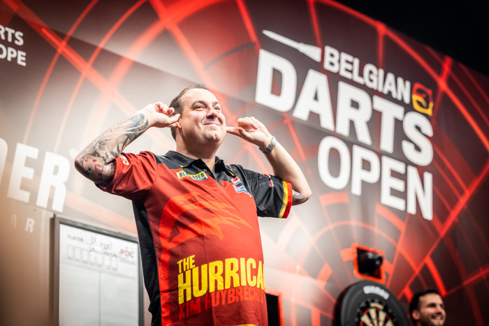 Stunten Dimitri Van Den Bergh en Kim Huybrechts tijdens de World Grand Prix Darts?