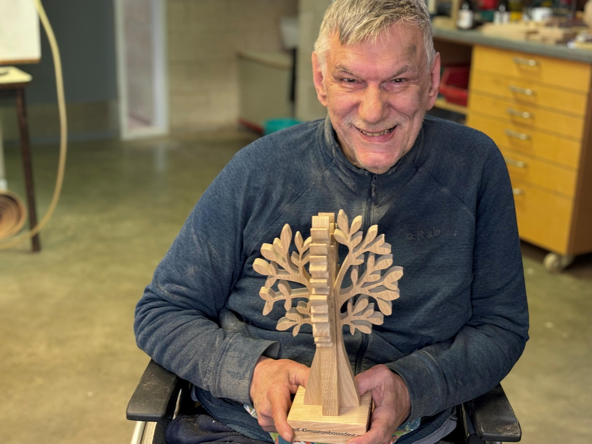 Luc werkt in een sociaal atelier in Rotselaar en kreeg van organisatie People Made de opdracht om de unieke award te maken