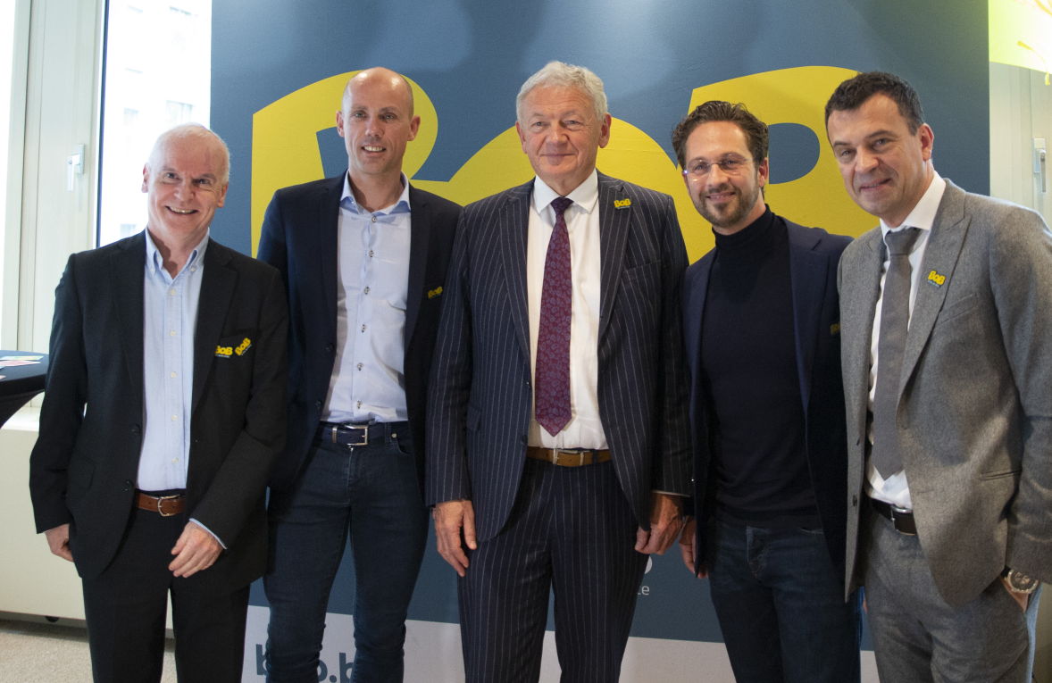 Jean-Louis Van de Perre (Brasseurs Belges), Sven Nys, champion de cyclo-cross, François Bellot, ministre de la Mobilité, Christophe Haddad, acteur, et Hans De Cuyper (Assuralia) ​