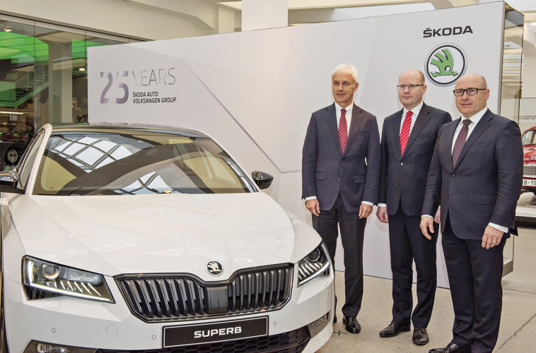 In the presence of Czech Prime Minister Bohuslav Sobotka and Volkswagen CEO Matthias Müller, ŠKODA CEO Bernhard Maier (left) emphasised the outstanding success of the company's 121-year history.