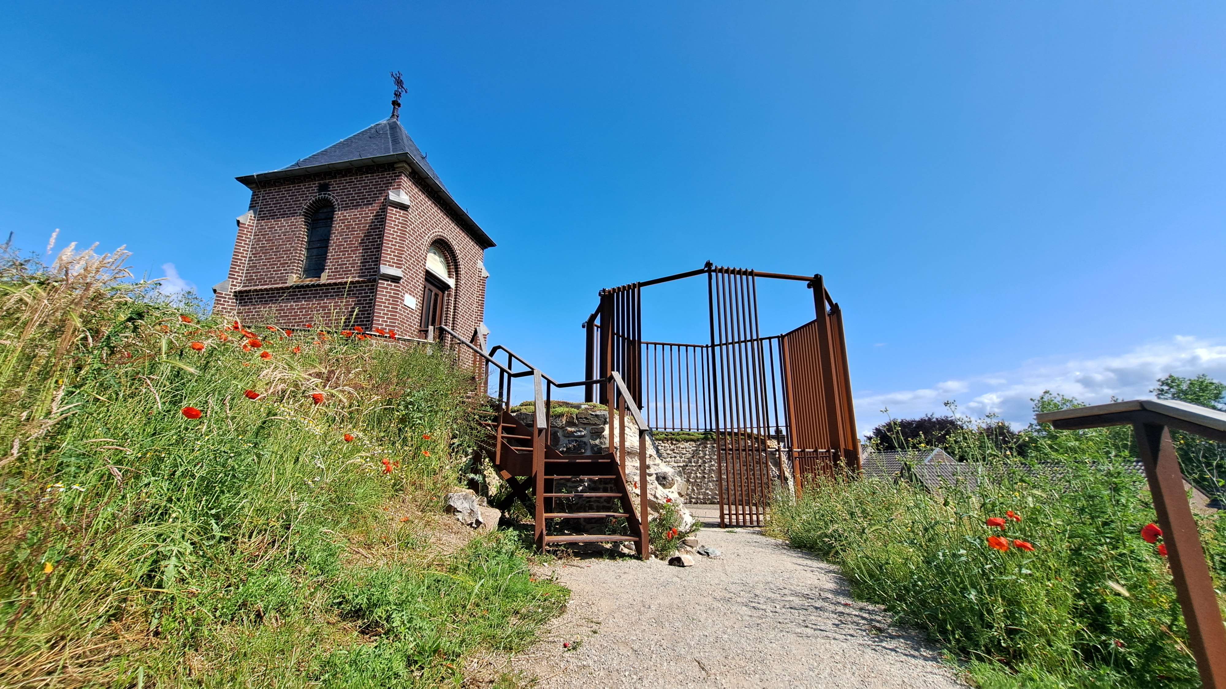 Hoog boven de dorpskern van Kessenich kan je de motte beklimmen om het kunstwerk te zien.
Alle foto's in dit artikel: ©VLM, Inge Hendrikx, tenzij anders vermeld. Hoog boven de dorpskern van Kessenich kan je de motte beklimmen om het kunstwerk te zien.
Alle foto's in dit artikel: ©VLM, Inge Hendrikx, tenzij anders vermeld.