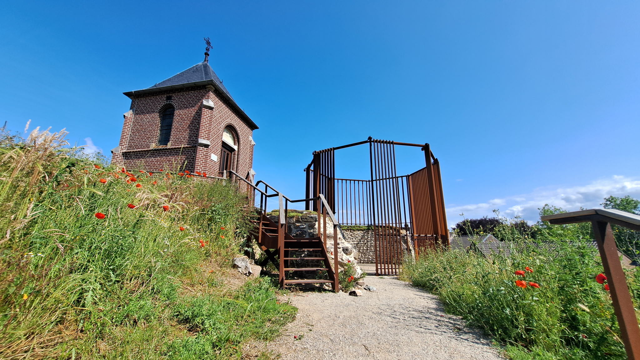 Hoog boven de dorpskern van Kessenich kan je de motte beklimmen om het kunstwerk te zien.
Alle foto's in dit artikel: ©VLM, Inge Hendrikx, tenzij anders vermeld. Hoog boven de dorpskern van Kessenich kan je de motte beklimmen om het kunstwerk te zien.
Alle foto's in dit artikel: ©VLM, Inge Hendrikx, tenzij anders vermeld.