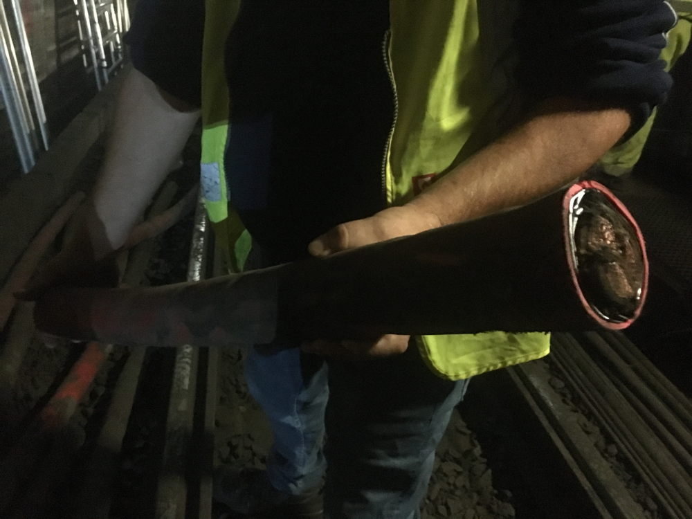 De losgekomen stroomkabels moeten stuk per stuk verwijderd worden.  Deze kabel weegt 8 kilogram per meter.
