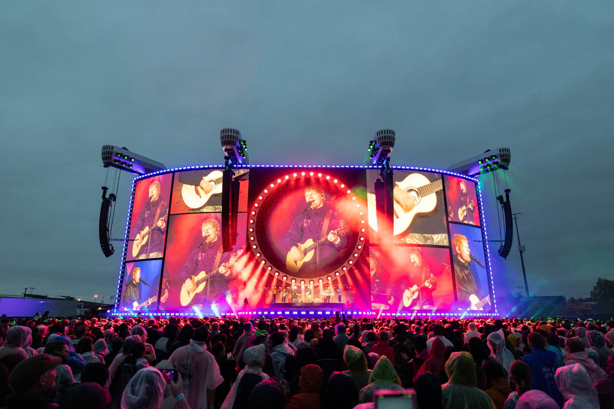 From torrential rain in Auckland to extreme outdoor conditions on tour, Spectera proved its resilience in demanding live environments, maintaining stable RF performance with no handheld or bodypack failure ​
(Photo credit: Mark Surridge)