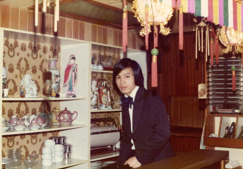 De oudste zoon, Ting Pong (Louis) Pang in uniform in de eetzaal van Nam Fong in de jaren 1970