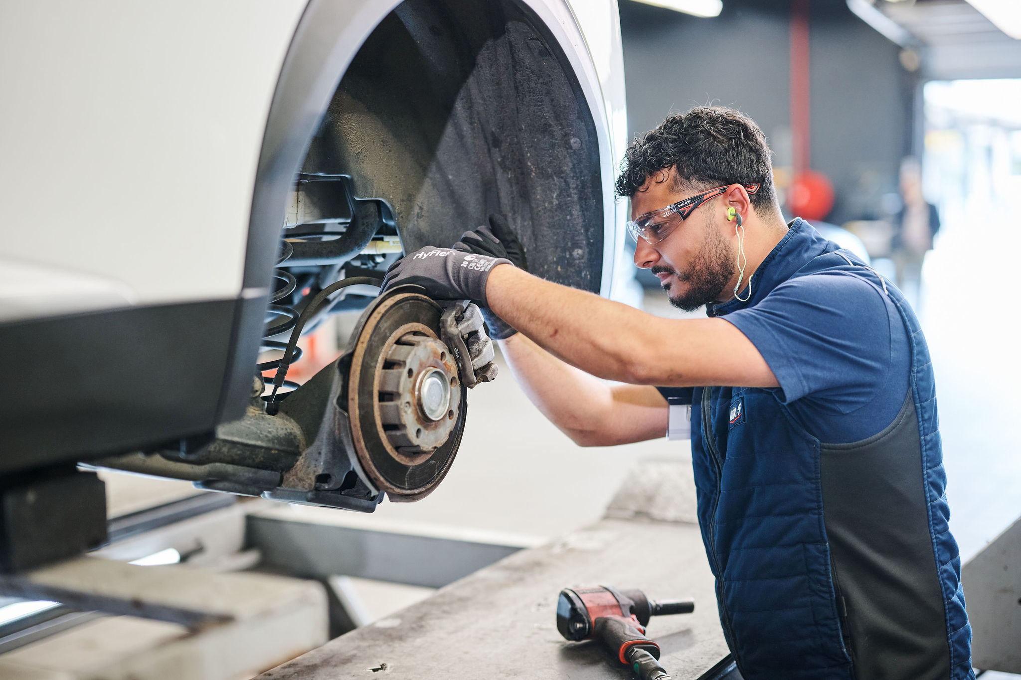 La moitié des jeunes conducteurs postpose l’entretien auto, avec des conséquences sur la sécurité et la longévité