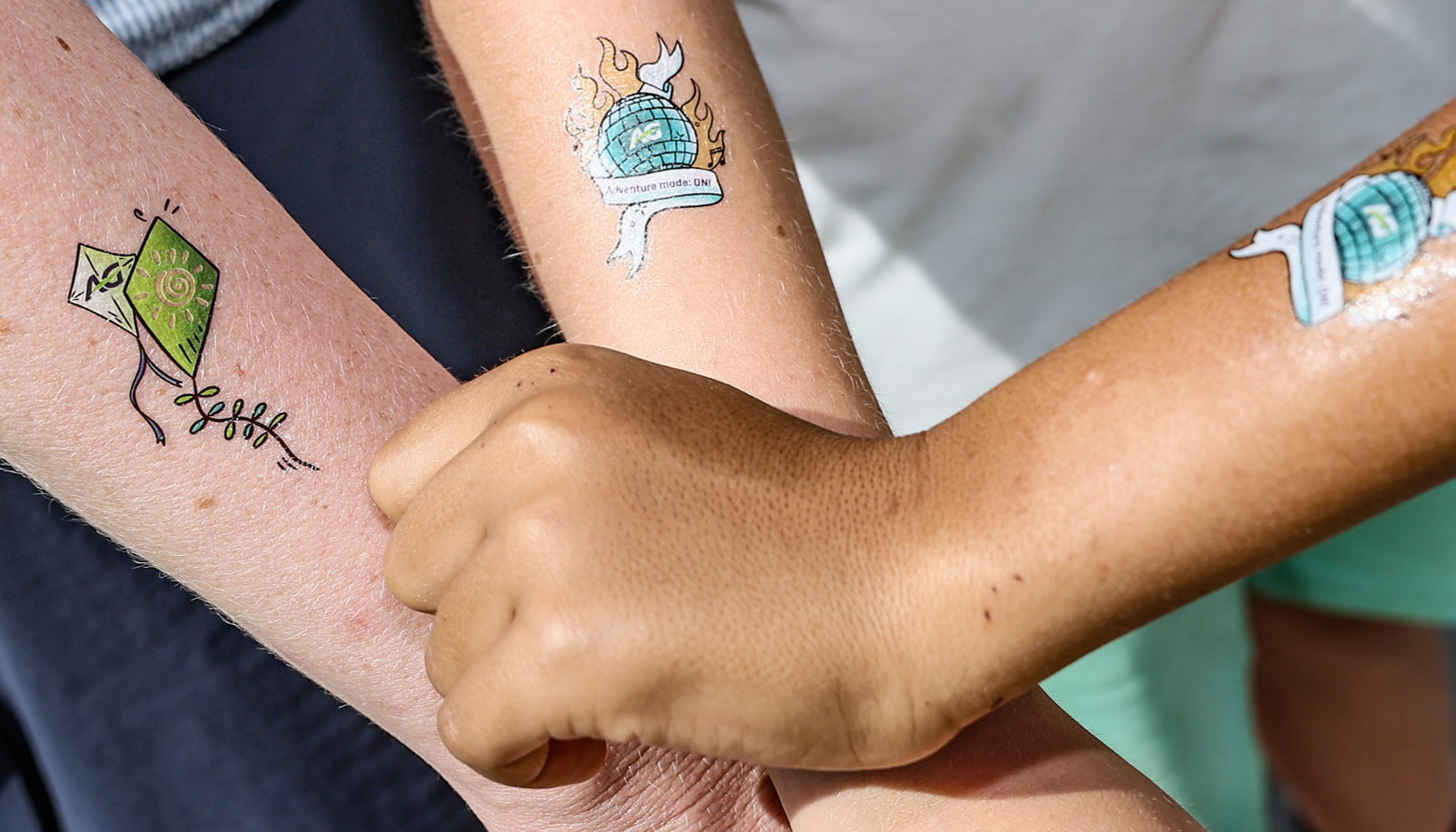 Des tatouages UV intelligents avertissent les visiteurs de Walibi qu'il est temps d'appliquer de la crème solaire