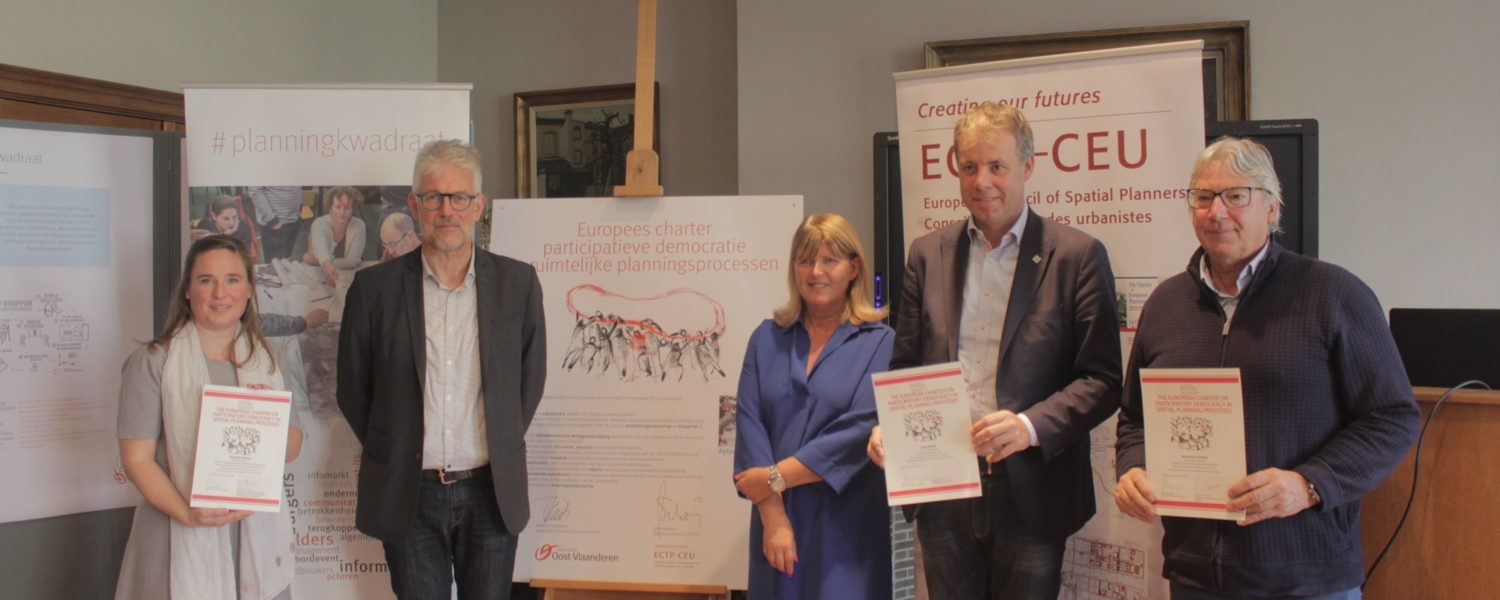 De ondertekenaars van het Europees Charter - vlnr: schepen Marijke Henne van Sint-Niklaas, Joris Scheers, voorzitter van ECTP-CEU, gedeputeerde Martine Verhoeve, burgemeester van Deinze Jan Vermeulen en shepen Jan Van Damme van Herzele