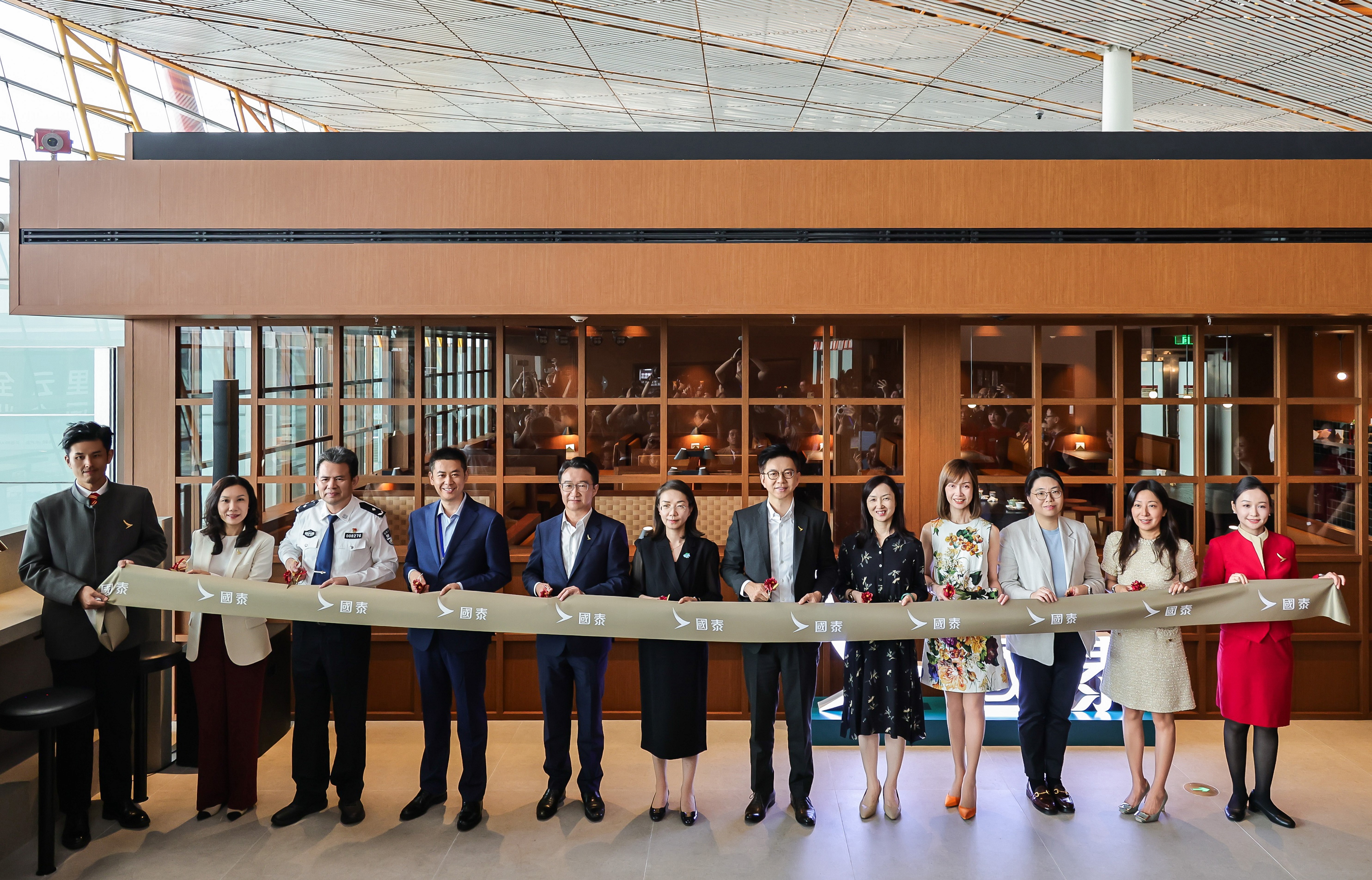 國泰集團管理層代表聯同北京首都國際機場及其他相關機構嘉賓,共同出席國泰航空北京貴賓室煥新開幕儀式。
