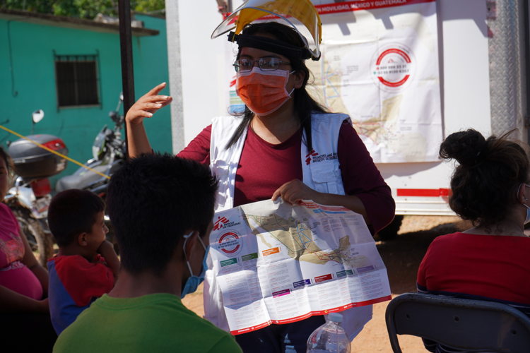 An MSF social worker offers information about the main routes to the United States, the different dangers migrants may encounter during their trip, shelters where they can find refuge, and immigration regularization procedures they can do in Mexico.