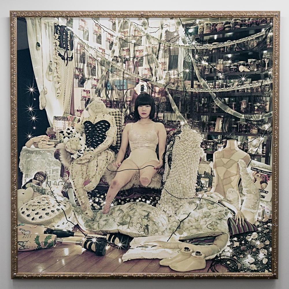 Mari Katayama,  Shell (self-portrait), 2016, C-print, unieke lijst met  handgemaakte decoratie, 130 x 130 cm, Collectie Antoine de Galbert,  Paris,  Courtesy van de kunstenaar, Galerie Suzanne Tarasieve,  Paris