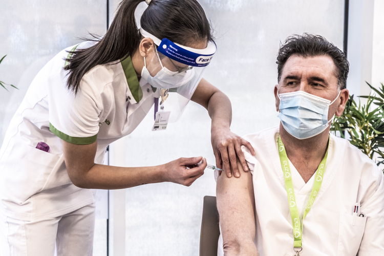 Luc Clement, hoofdverpleegkundige bij ZNA MIddelheim, krijgt als eerste ziekenhuismedewerker in Vlaanderen het Moderna-vaccin. (foto: Maxime Minsen)