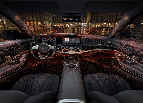 Ac2ated Sound en AMBEO Mobility creëren levensechte immersieve 3D-geluidservaring.
(positie en grootte van de actuatoren zijn niet representatief). Ac2ated Sound en AMBEO Mobility creëren levensechte immersieve 3D-geluidservaring.
(positie en grootte van de actuatoren zijn niet representatief).