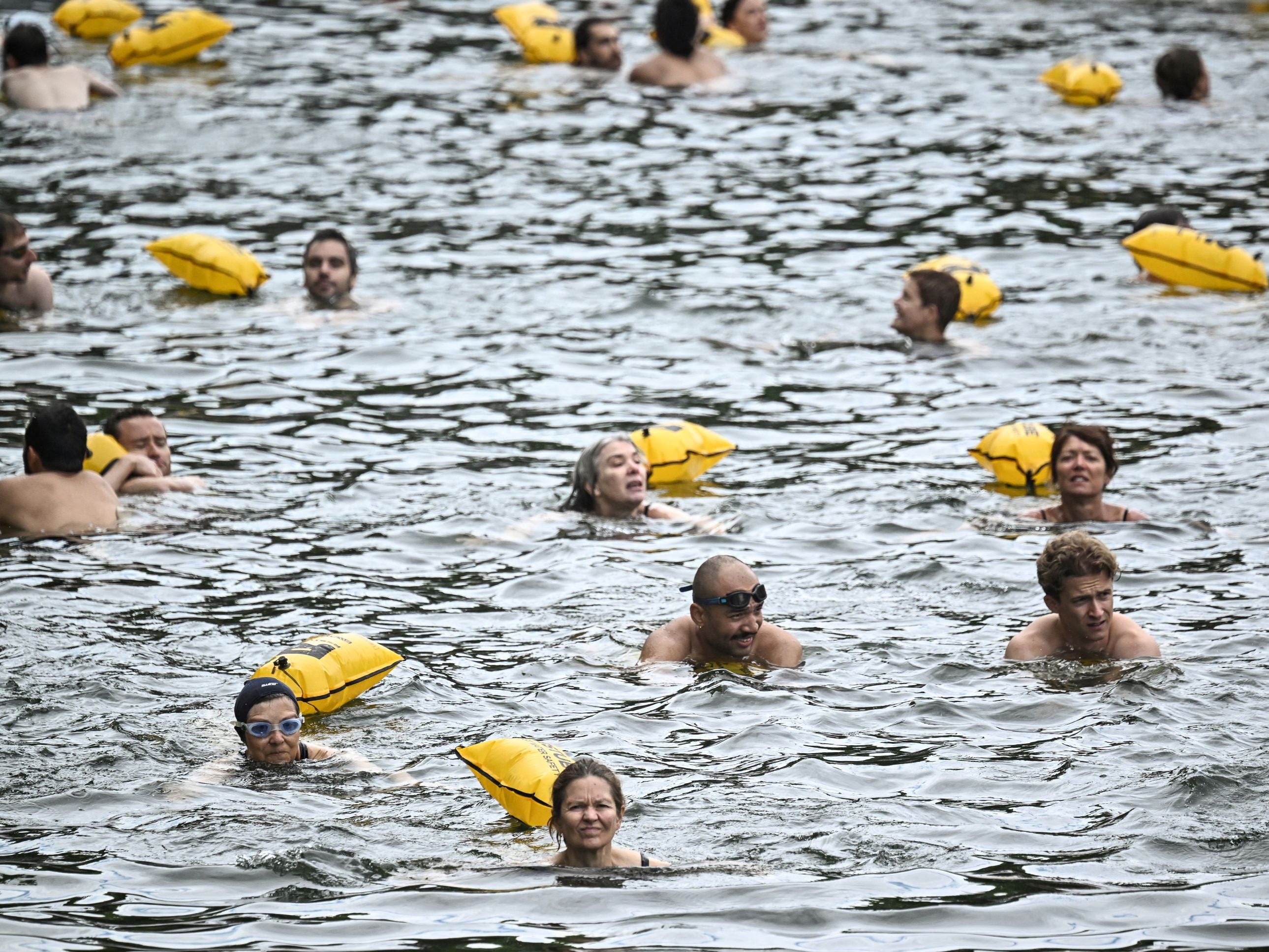 Seine swimming pools reopen as Brussels campaigners call for similar facilities