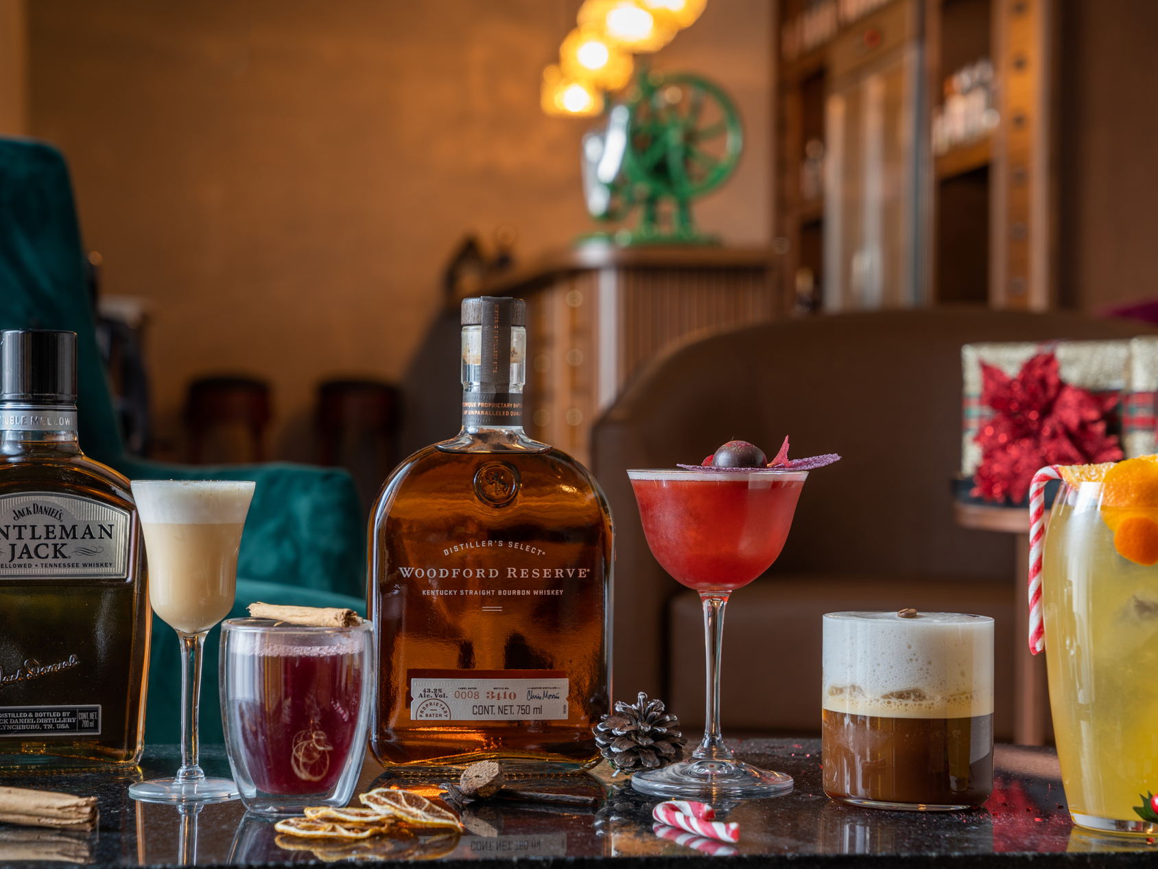 Coctelería con whiskey para disfrutar en Navidad y Año Nuevo