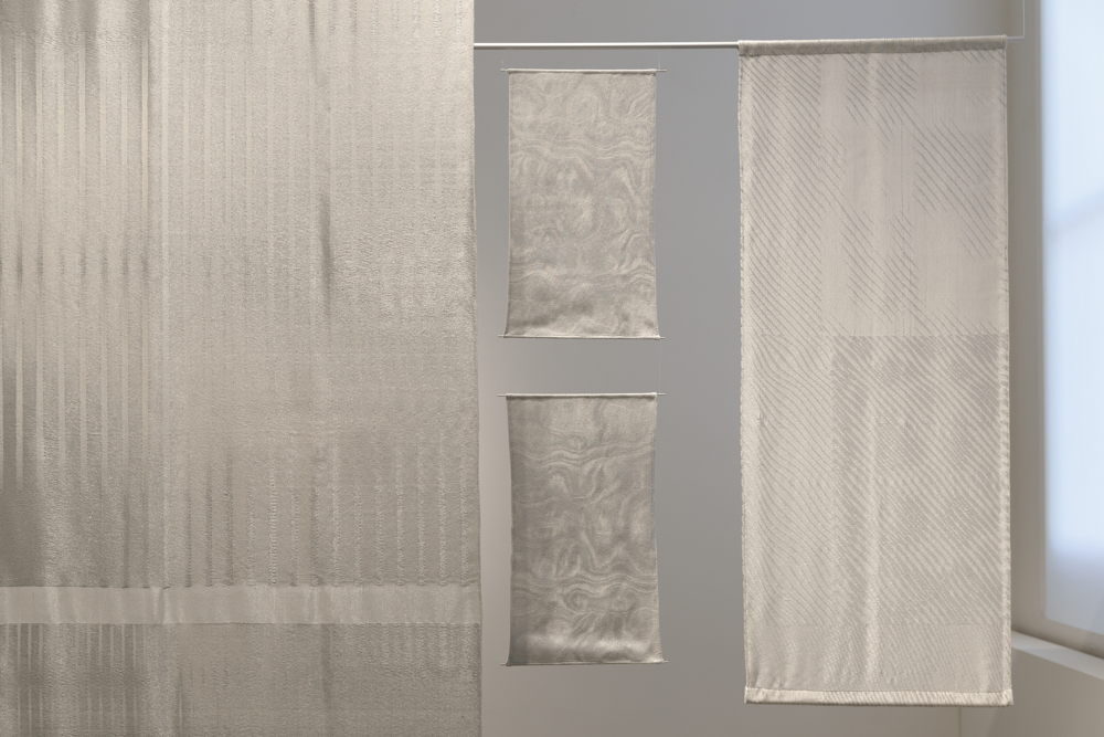 Julie Merlino, A Change in Frequency, 2024-25. Ontwikkeld met de steun van Designers in Residence Kortrijk 2024. Installatiefoto van de tentoonstelling All the Small Things, Z33, Hasselt, 2025. Foto: Selma Gurbuz. Julie Merlino, A Change in Frequency, 2024-25. Ontwikkeld met de steun van Designers in Residence Kortrijk 2024. Installatiefoto van de tentoonstelling All the Small Things, Z33, Hasselt, 2025. Foto: Selma Gurbuz.