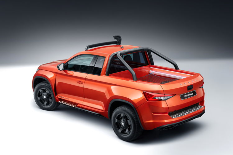 The name ŠKODA MOUNTIAQ conveys a spirit of adventure and off-road flair, combining the appeal of a contemporary lifestyle vehicle with the extraordinary everyday usability of a pickup. The rear of the spectacular concept car bears the ŠKODA wordmark in individual letters.