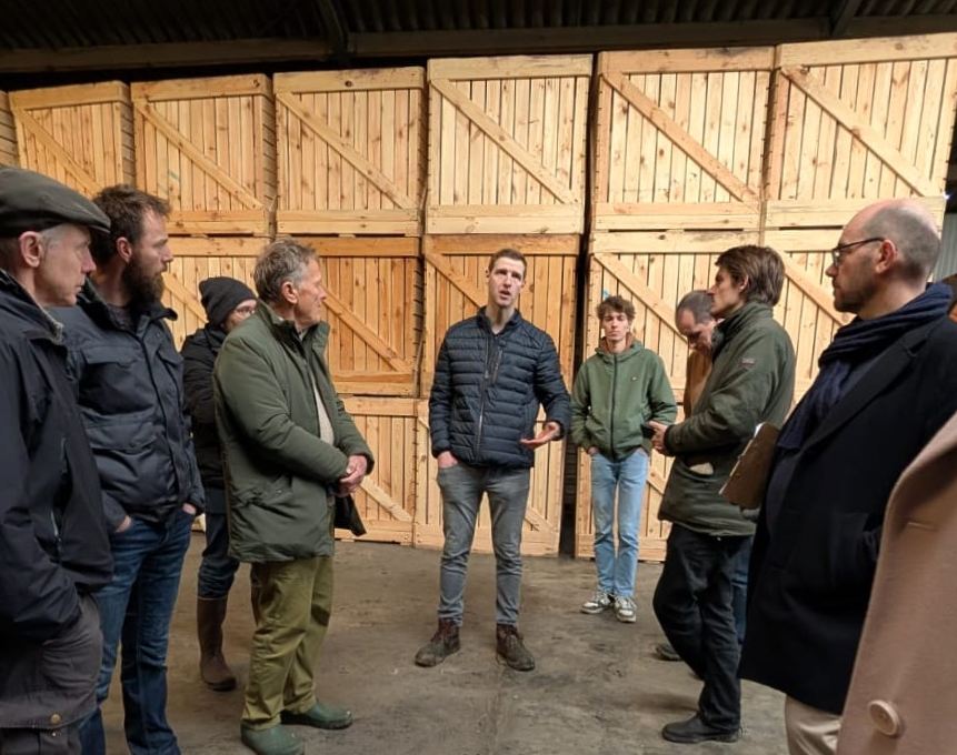 Bram  leidt de andere bodempioniers rond op zijn landbouwbedrijf. 