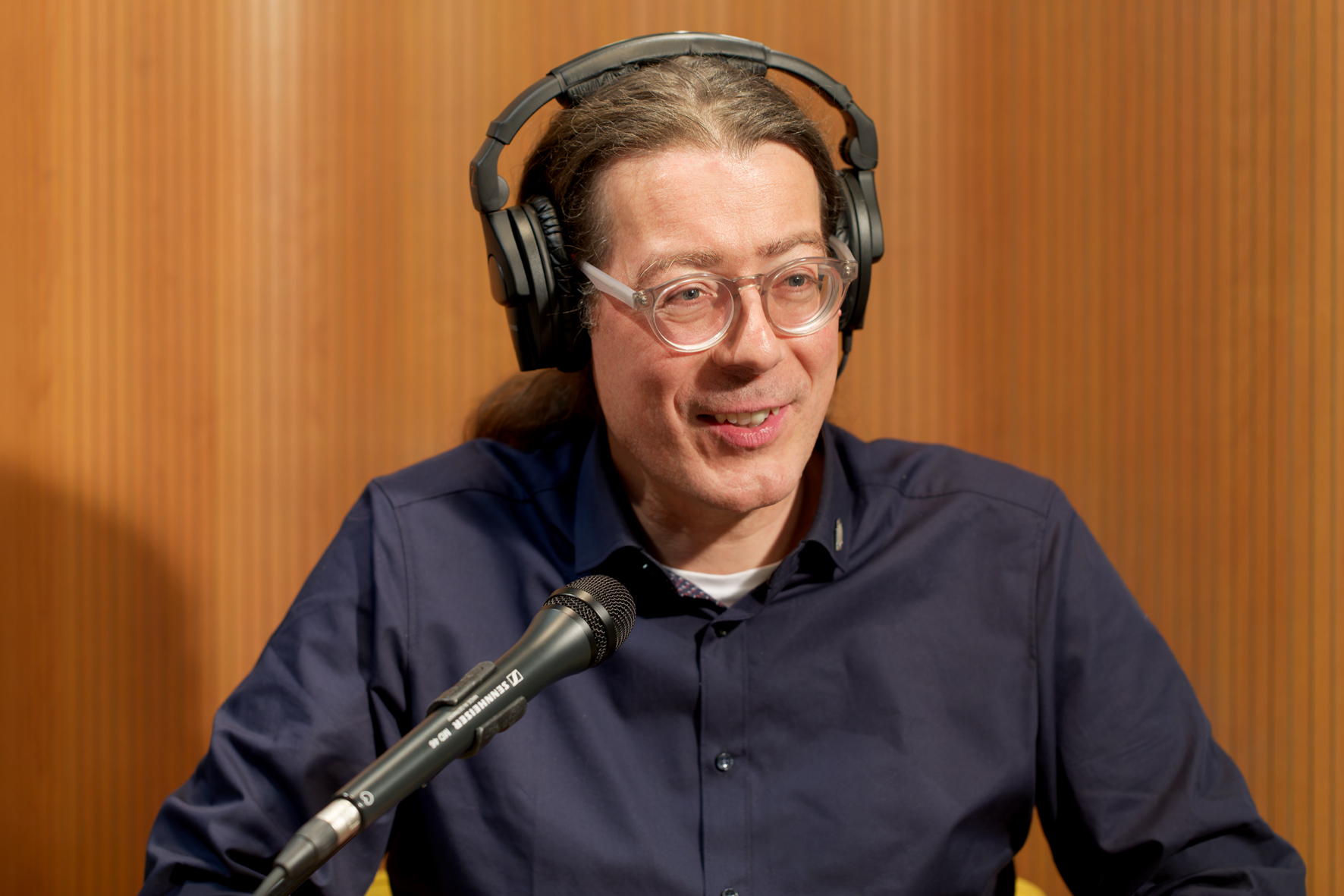 Creative producer Rolf Rosenstock works as a host in the podcast studio and always does his best to make his guests feel comfortable
