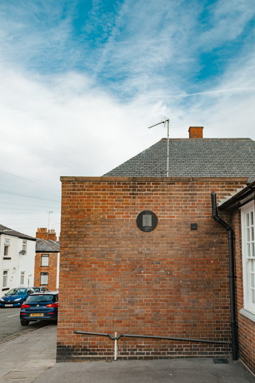 Plakkaat Joy Division aan Old Labour Exchange © Studio Brussel
