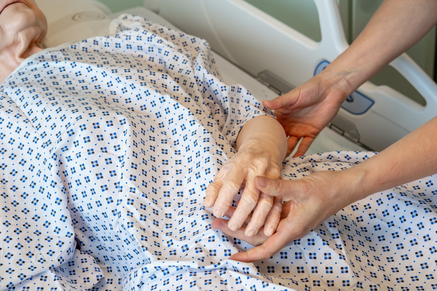 Oefenen van de voorzichtige behandeling van de ledematen van een geriatrische patiënt vanwege de beperkte mobiliteit van de arm. (Foto: ZAS)