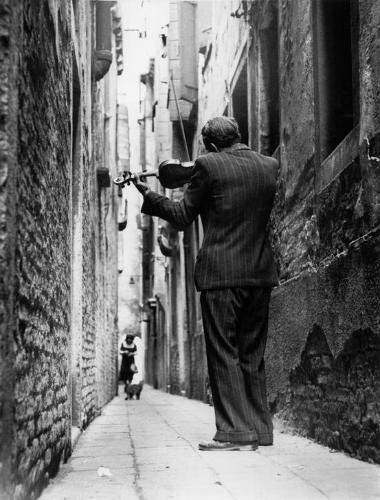 Venetien violinist. Photo, 1948 AKG186691 © akg-images / Tony Vaccaro Venetien violinist. Photo, 1948 AKG186691 © akg-images / Tony Vaccaro