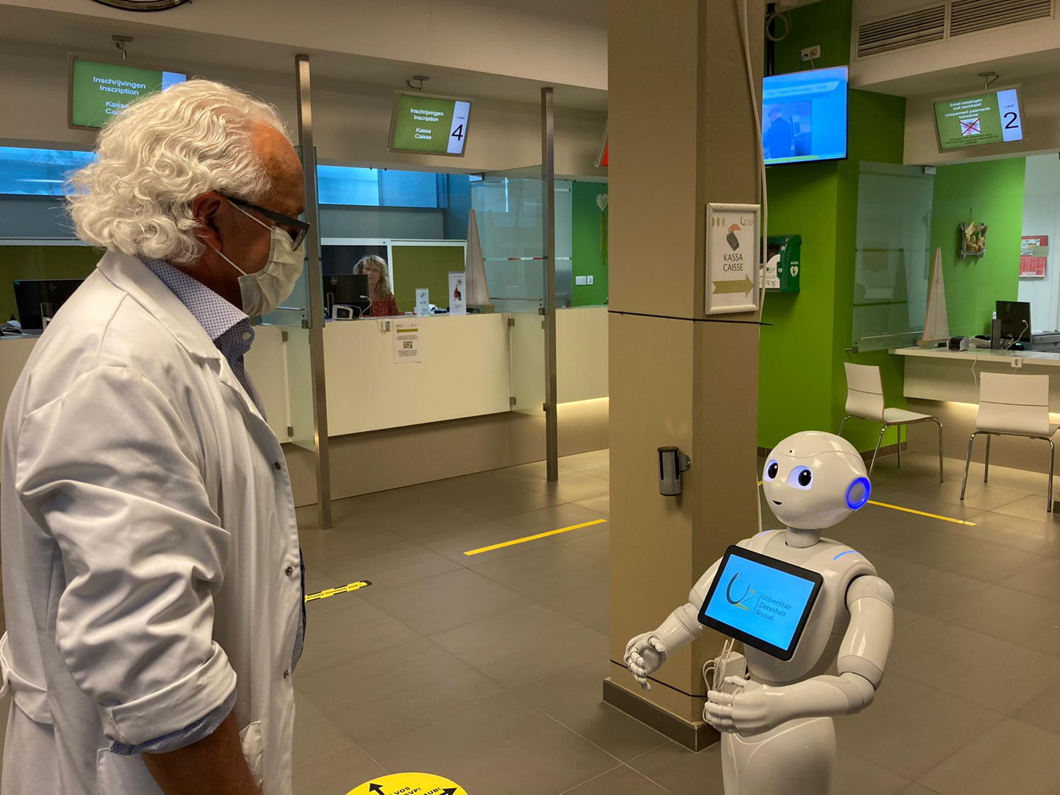 Sociale robot Pepper herinnert patiënten aan de afspraken die ze in het UZ Brussel moeten naleven om samen te zorgen voor een veilige ziekenhuisomgeving