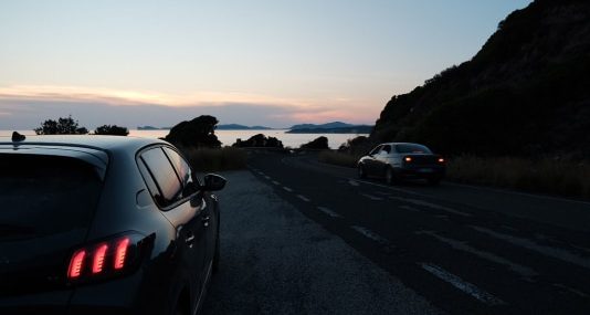 Last minute zomervakantie? Grote verschillen tussen huurauto's in Europa