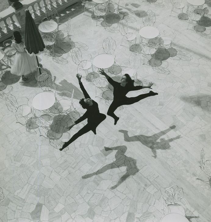 Italian dancers Anna Baroni e Wanda Conti rehearsing a choreography on the Grand Hotel Rimini terrace. Rimini, July 1953. AKG4727535 © akg-images / Archivio Mario De Biasi distribuito da Mondadori Portfolio Italian dancers Anna Baroni e Wanda Conti rehearsing a choreography on the Grand Hotel Rimini terrace. Rimini, July 1953. AKG4727535 © akg-images / Archivio Mario De Biasi distribuito da Mondadori Portfolio