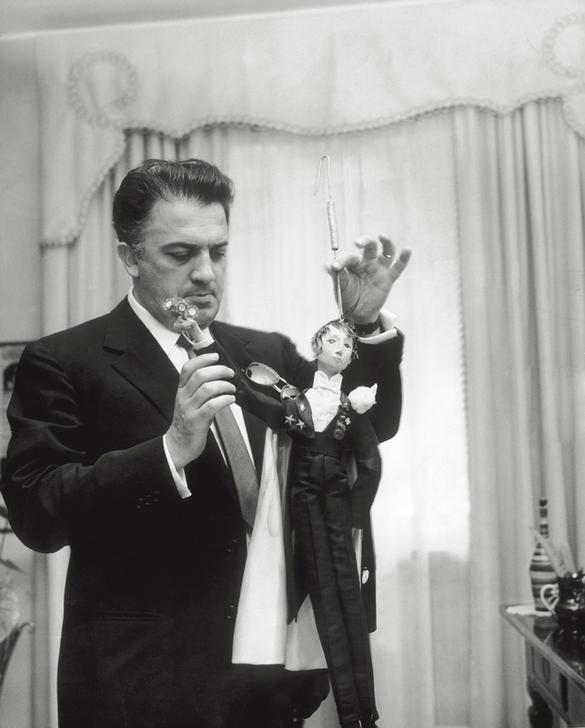 A close-up of the director Federico Fellini in his house holding a marionette. Rome, 1960. AKG1627910 © akg-images / Mondadori Portfolio / Angelo Cozzi A close-up of the director Federico Fellini in his house holding a marionette. Rome, 1960. AKG1627910 © akg-images / Mondadori Portfolio / Angelo Cozzi