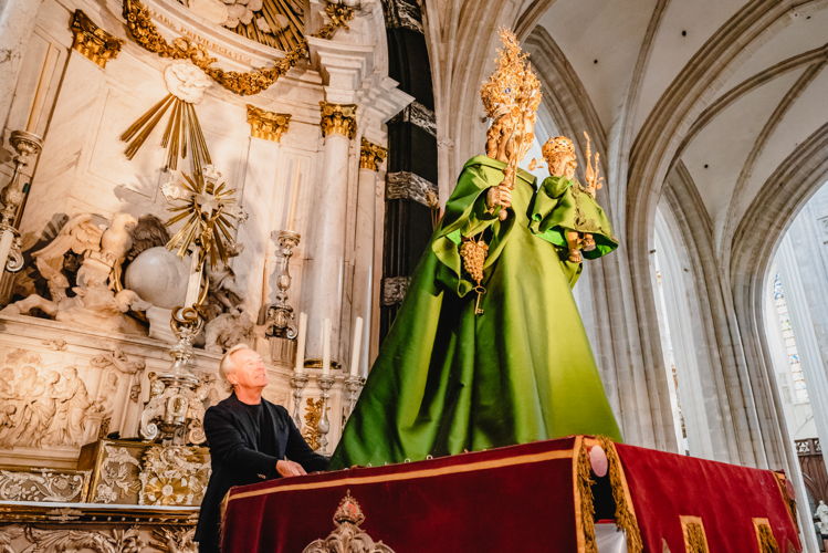 statue of the Madonna in Antwerp's Cathedral of Our Lady, dressed in a creation designed by couturier Edouard Vermeulen from Natan, (c) MoMu Antwerp, Photo: Matthias De Boeck