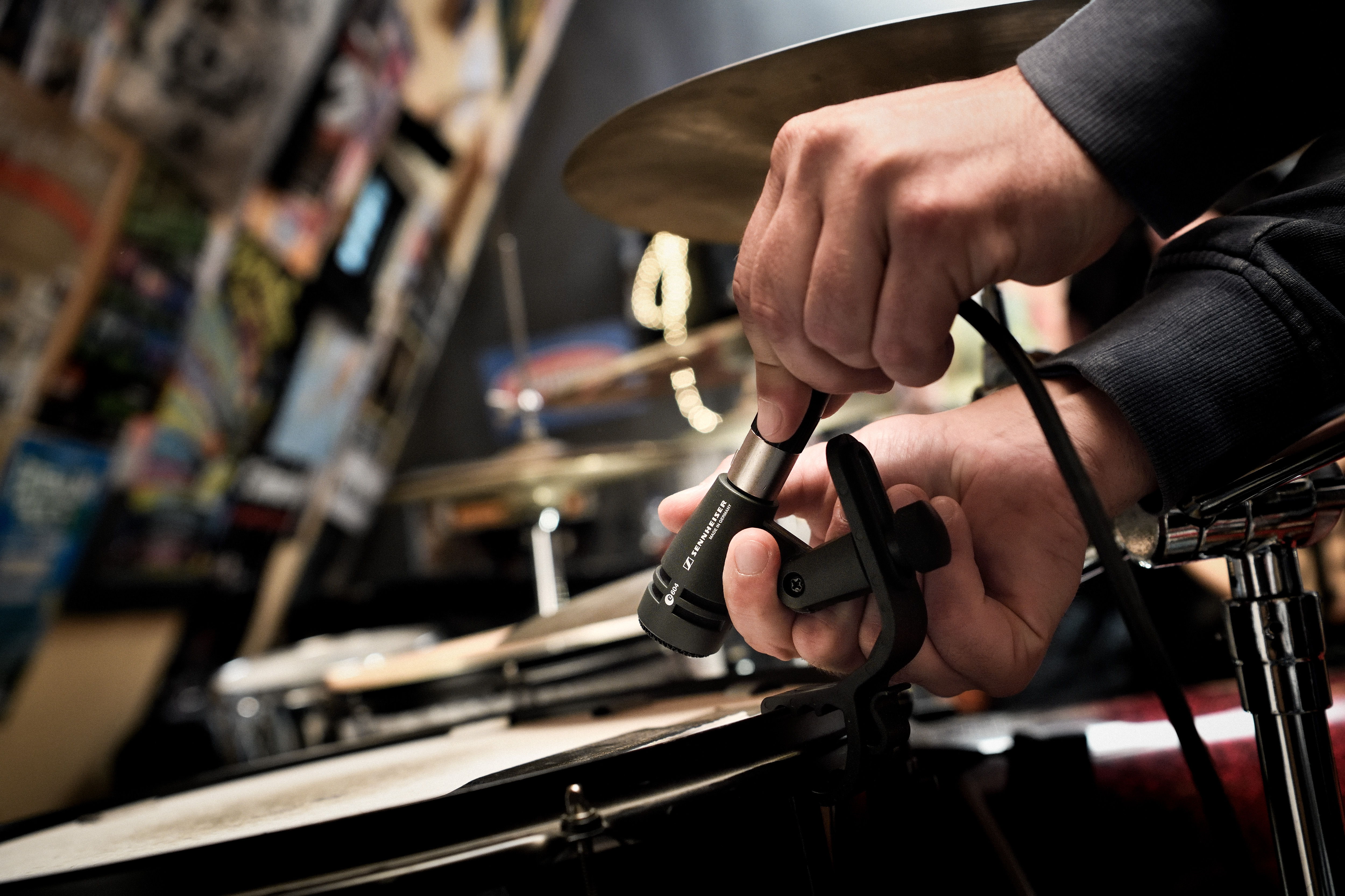 The e 604 can basically sit anywhere on the edge of the drum – just make sure that it does not get into the way of the sticks.