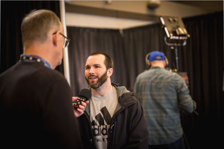Bob Irving de la station de radio CJOB discute avec Weston Dressler des Blue Bombers lors de la deuxième journée des médias de la semaine de la LCF L'Équipeur. Photo : Reid Valmestad/LCF.ca