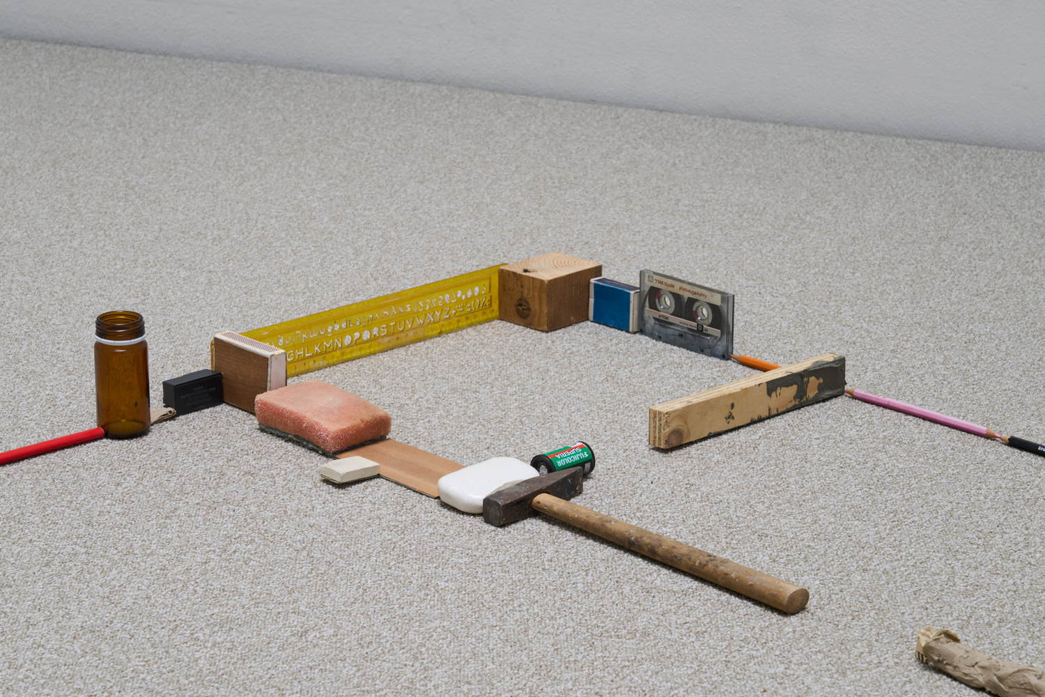 Mark Manders, Detail: Inhabited for a Survey (15-08-2007), 2005-2007. Courtesy the artist and Xavier Hufkens, Brussels. Photo: GRAYSC.