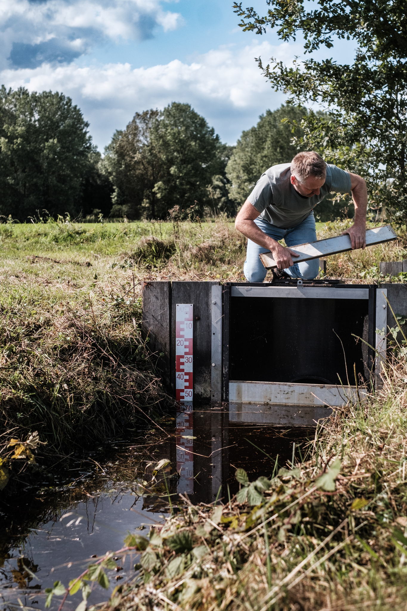 Landbouwers beheren het grondwaterpeil van hun percelen met regelbare stuwtjes.
-Water-Land-Schap-
