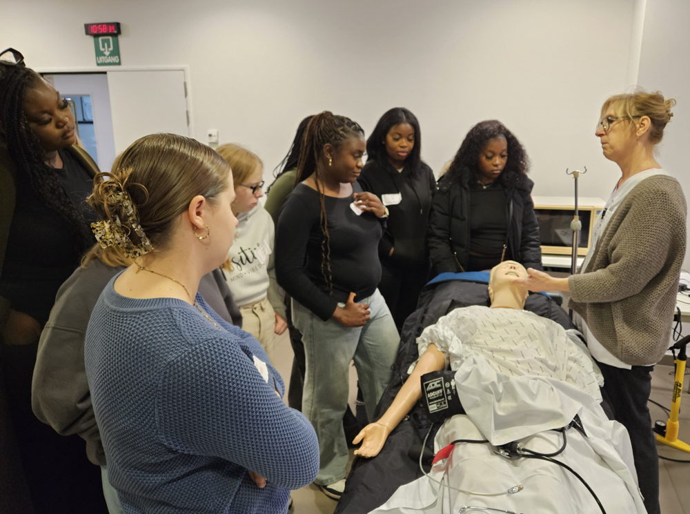Leerlingen van GO! Atheneum Anne Frank uit Denderleeuw volgen de workshop over zorgkunde in het Algemeen Stedelijk Ziekenhuis in Aalst